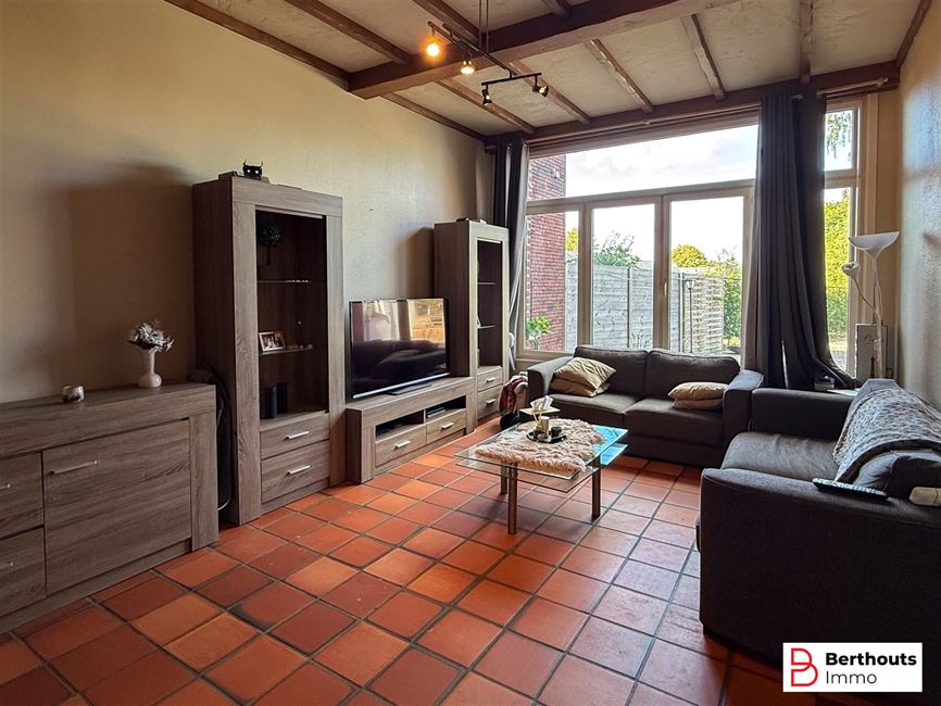 WONING MET AANHORIGHEDEN OP 11 ARE 86 CA;