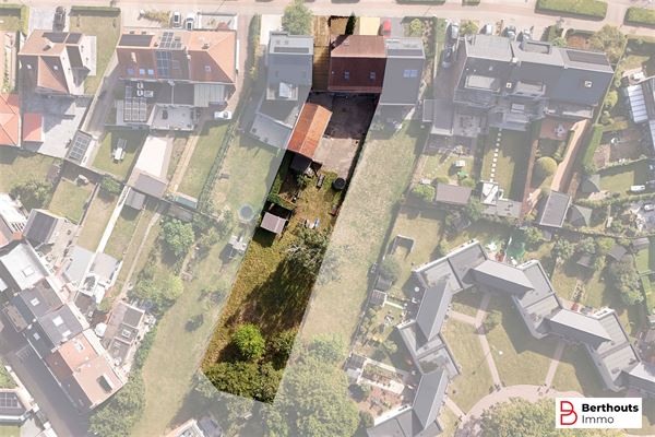 WONING MET AANHORIGHEDEN OP 11 ARE 86 CA;