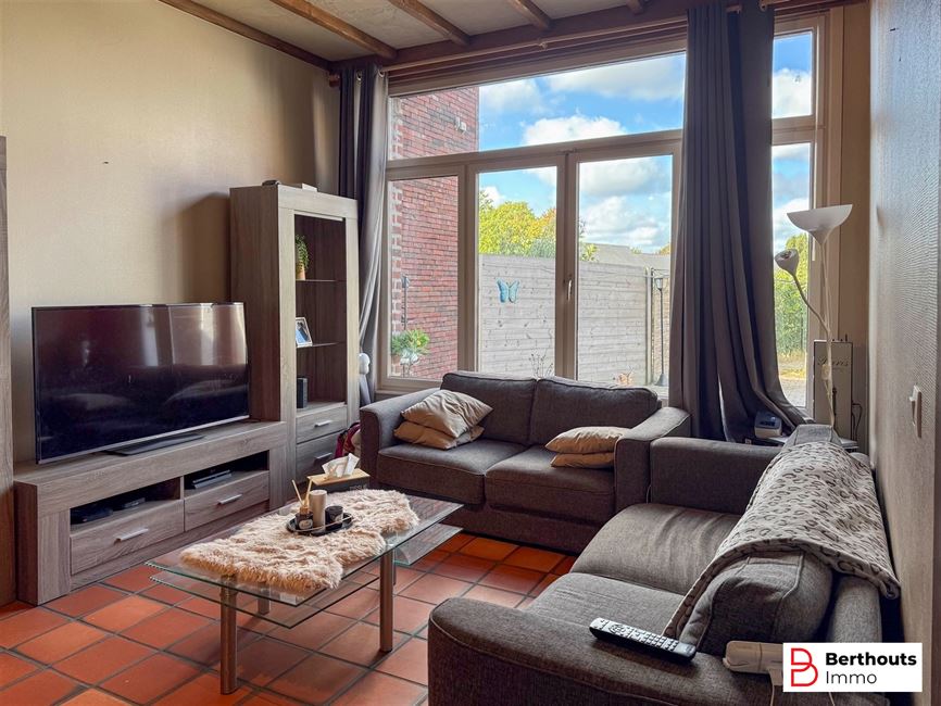 WONING MET AANHORIGHEDEN OP 11 ARE 86 CA;