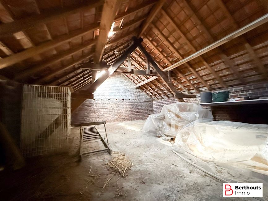 WONING MET AANHORIGHEDEN OP 11 ARE 86 CA;