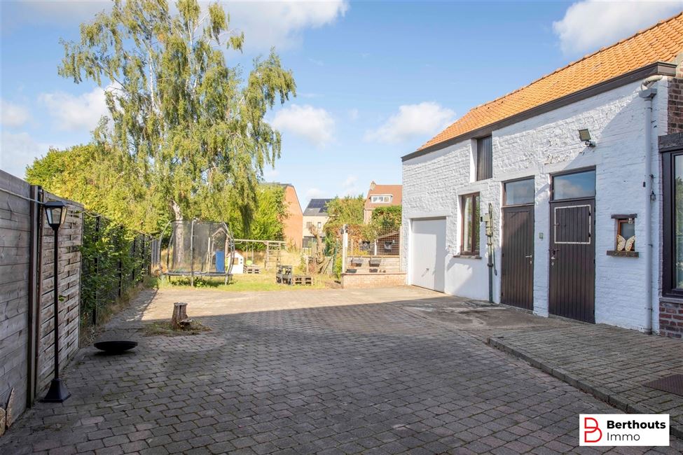 WONING MET AANHORIGHEDEN OP 11 ARE 86 CA;