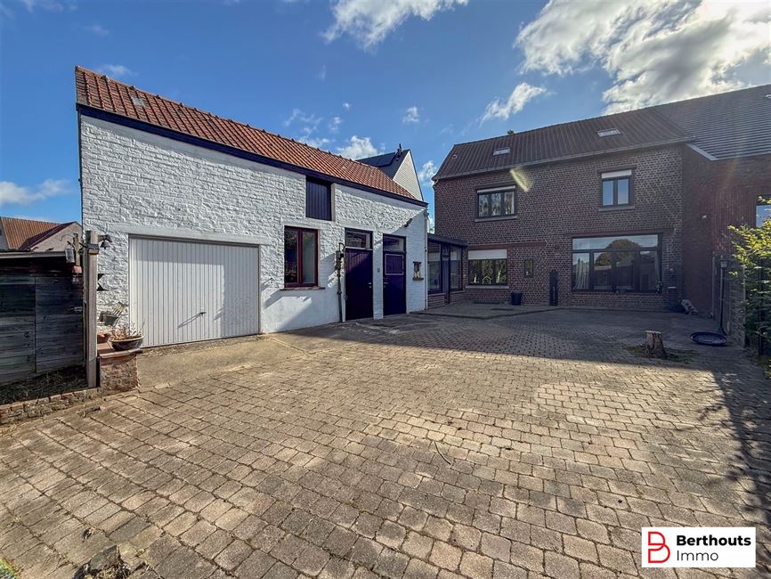 WONING MET AANHORIGHEDEN OP 11 ARE 86 CA;