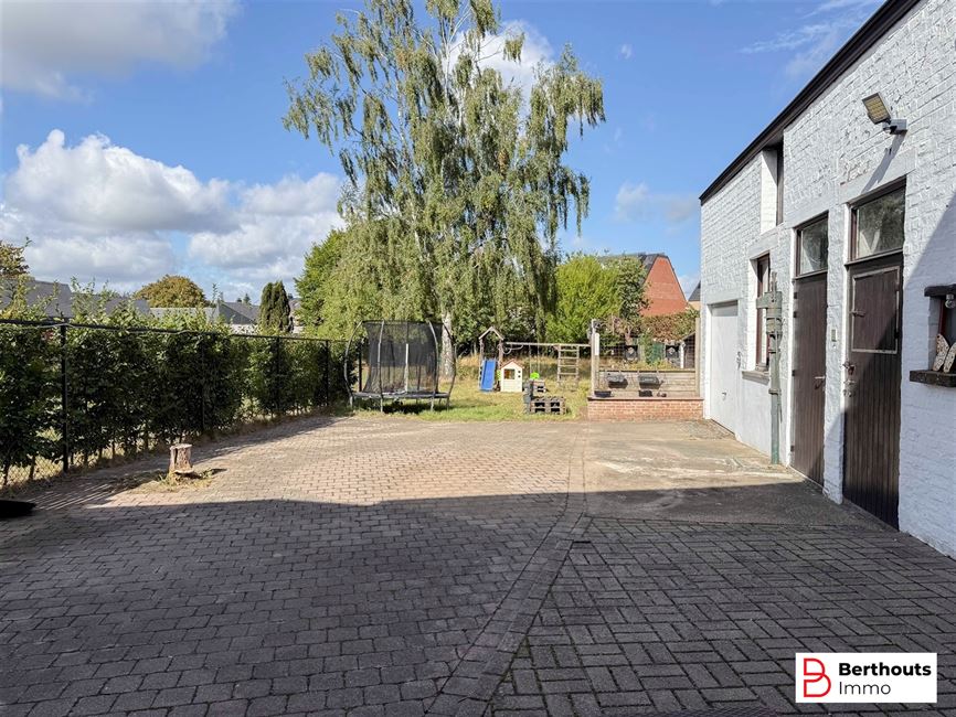 WONING MET AANHORIGHEDEN OP 11 ARE 86 CA;
