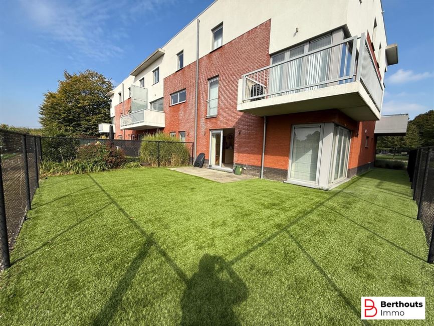 GELIJKVLOERSAPPARTEMENT MET TUIN EN ONDERGRONDSE STAANPLAATS