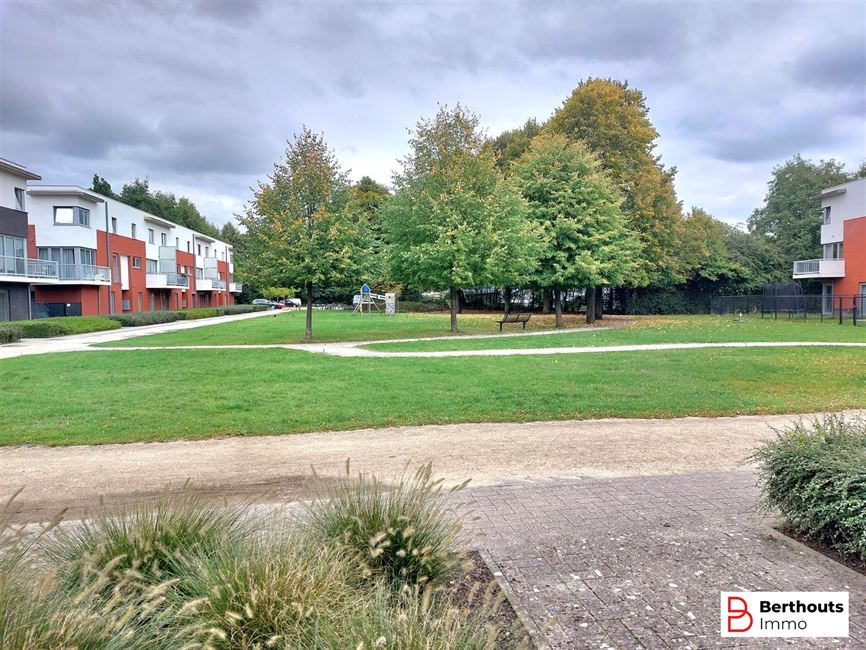 GELIJKVLOERSAPPARTEMENT MET TUIN EN ONDERGRONDSE STAANPLAATS