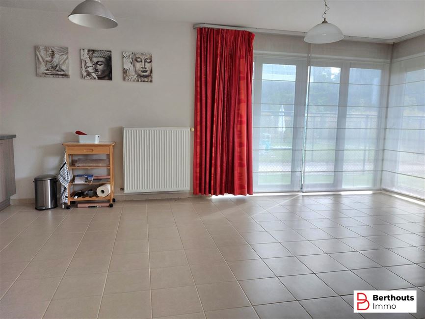GELIJKVLOERSAPPARTEMENT MET TUIN EN ONDERGRONDSE STAANPLAATS