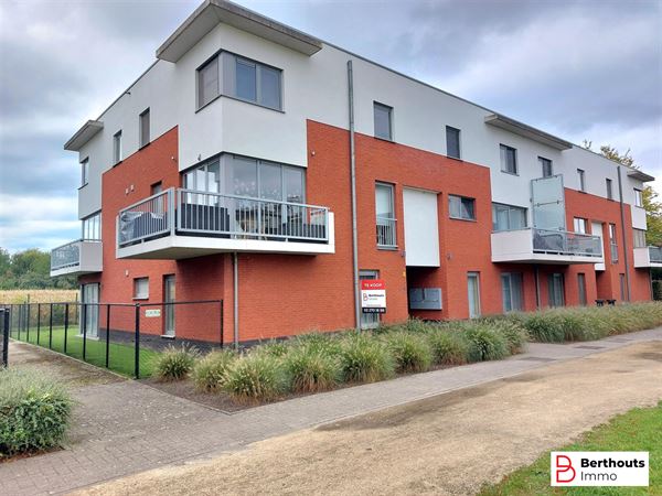 GELIJKVLOERSAPPARTEMENT MET TUIN EN ONDERGRONDSE STAANPLAATS