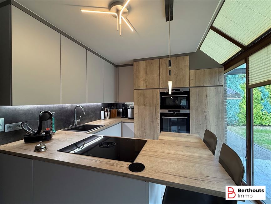 VILLA MET ZONNIGE TUIN EN DUBBELE GARAGE 