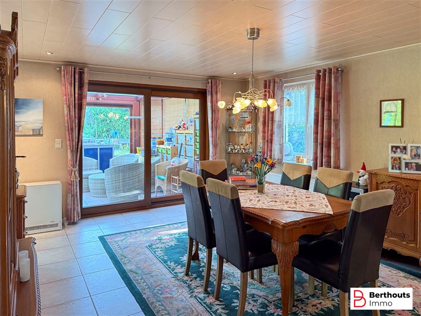 VILLA MET ZONNIGE TUIN EN DUBBELE GARAGE 