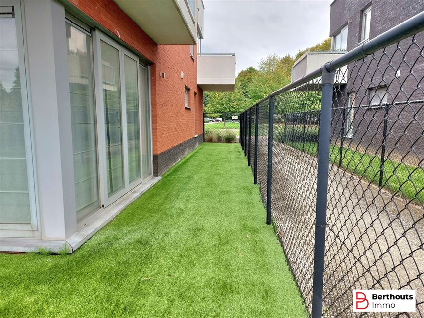 GELIJKVLOERSAPPARTEMENT MET TUIN EN ONDERGRONDSE STAANPLAATS