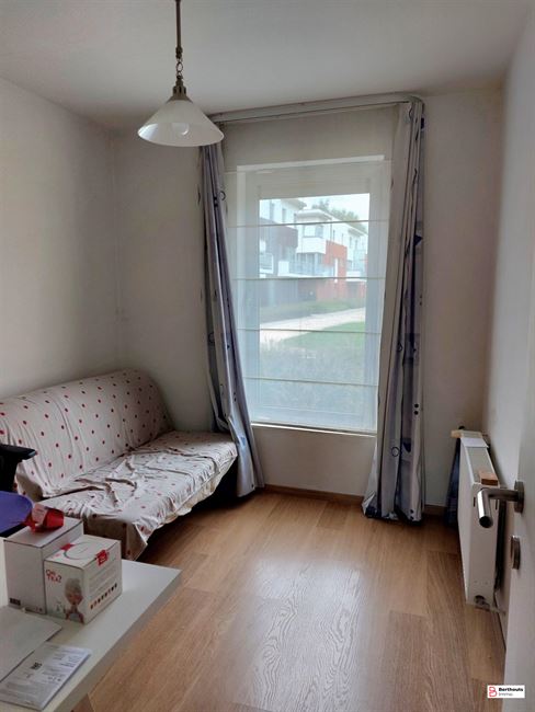 GELIJKVLOERSAPPARTEMENT MET TUIN EN ONDERGRONDSE STAANPLAATS
