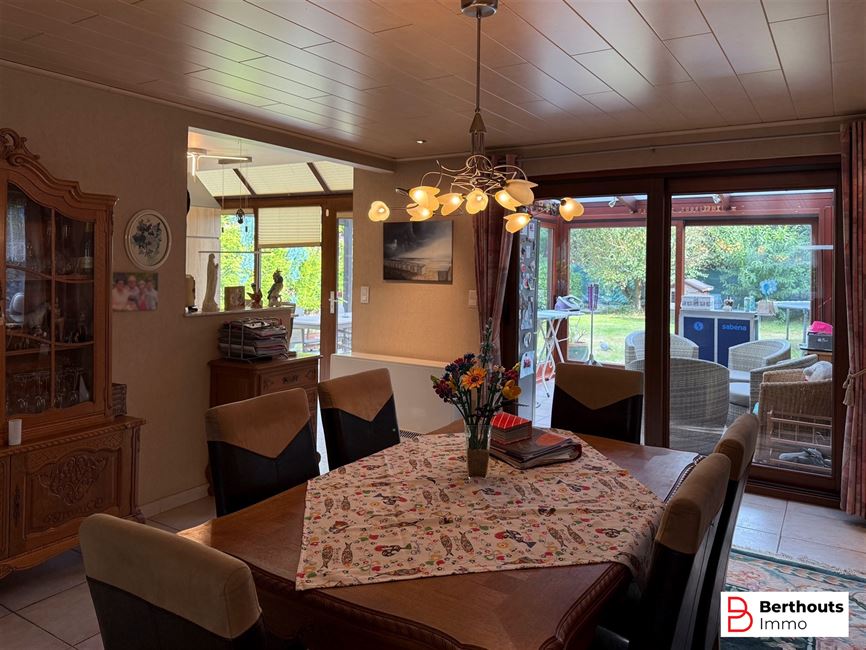 VILLA MET ZONNIGE TUIN EN DUBBELE GARAGE 