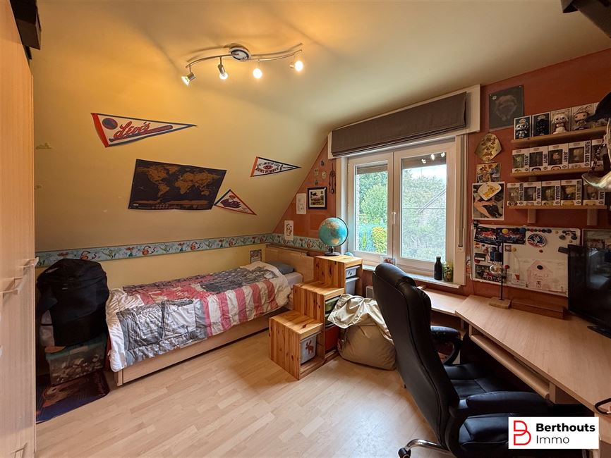 VILLA MET ZONNIGE TUIN EN DUBBELE GARAGE 