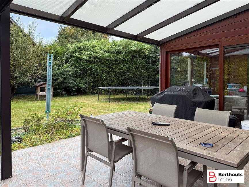 VILLA MET ZONNIGE TUIN EN DUBBELE GARAGE 