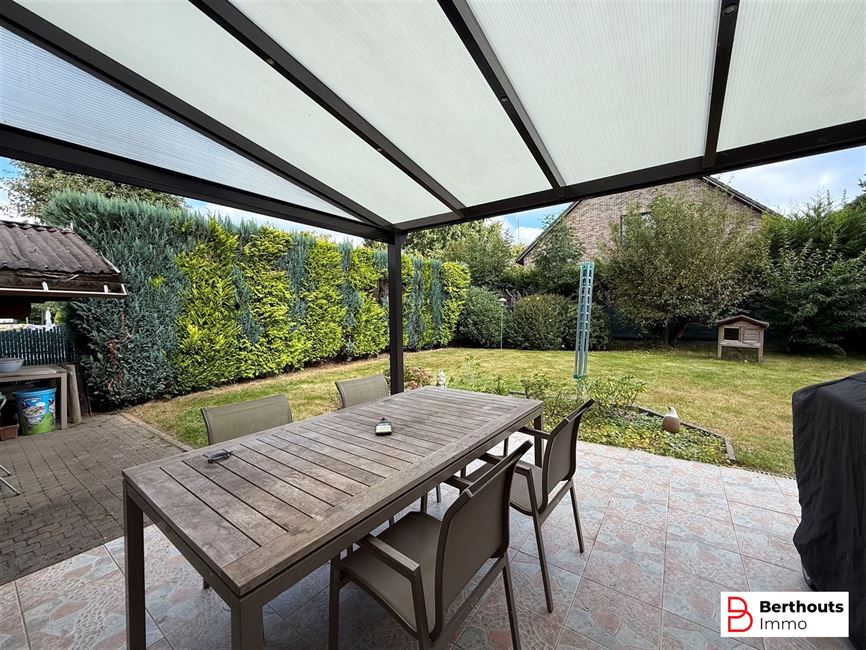 VILLA MET ZONNIGE TUIN EN DUBBELE GARAGE 