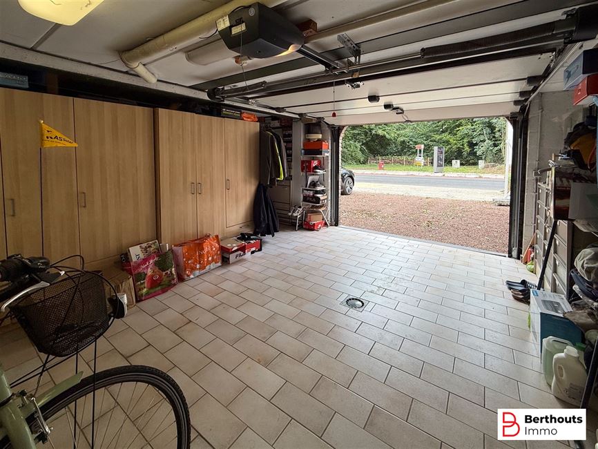 VILLA MET ZONNIGE TUIN EN DUBBELE GARAGE 