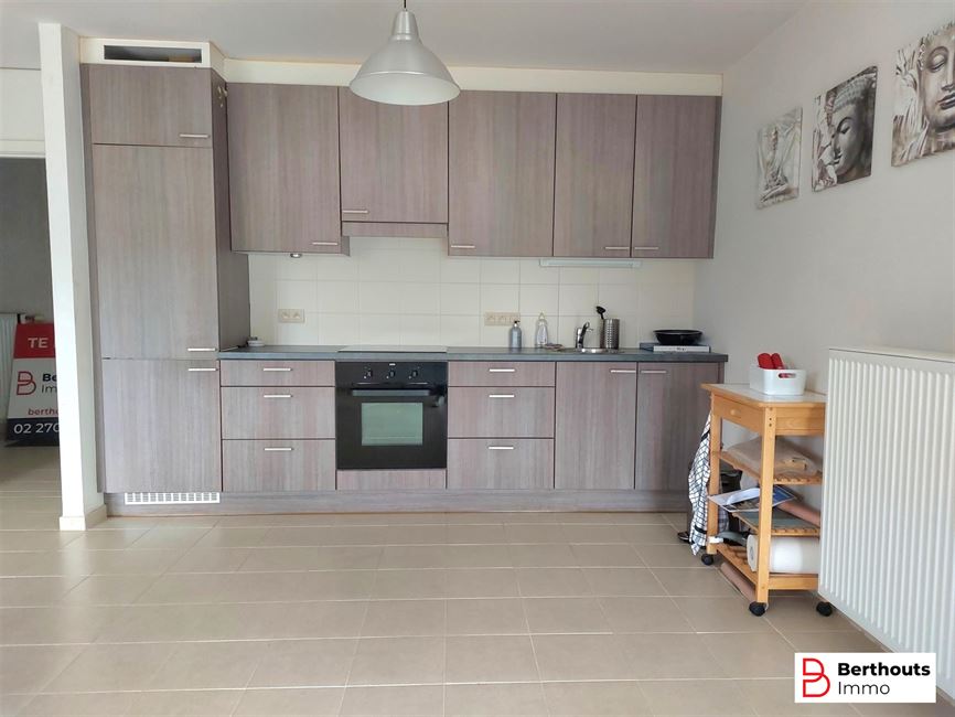 GELIJKVLOERSAPPARTEMENT MET TUIN EN ONDERGRONDSE STAANPLAATS