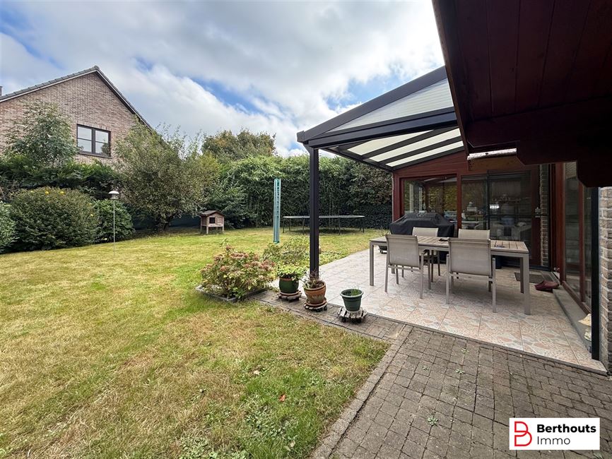 VILLA MET ZONNIGE TUIN EN DUBBELE GARAGE 