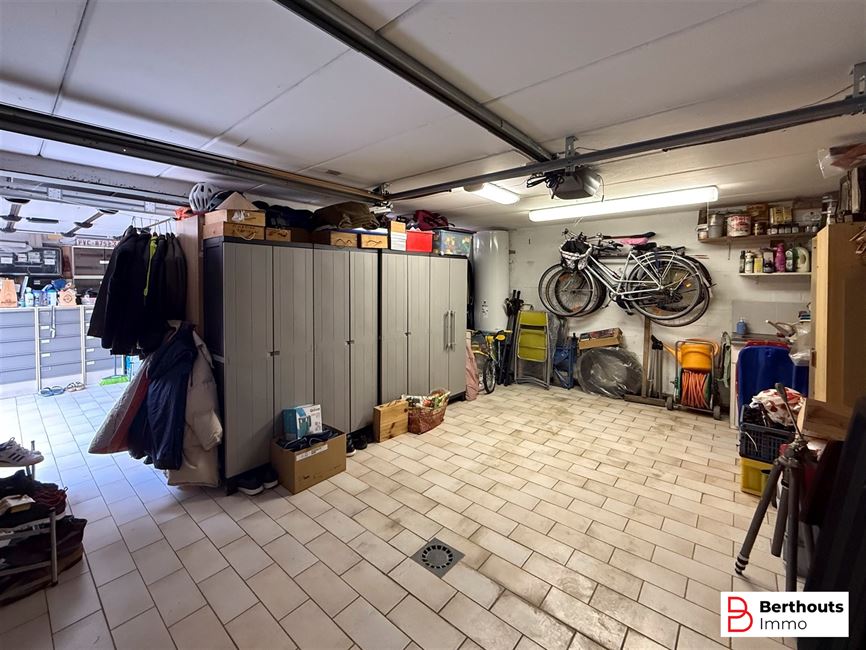 VILLA MET ZONNIGE TUIN EN DUBBELE GARAGE 