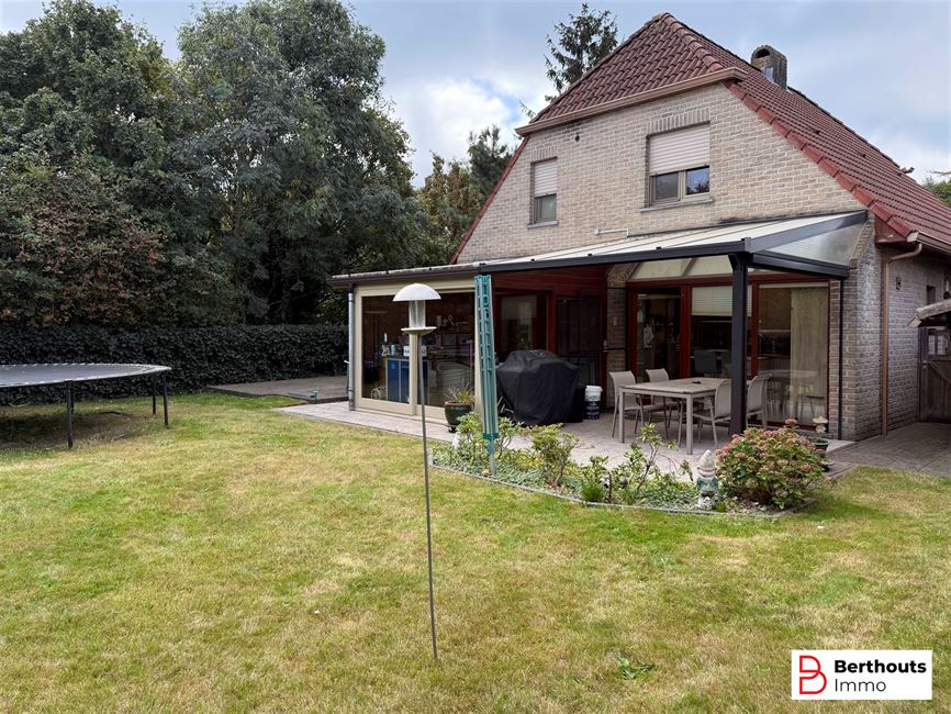 VILLA MET ZONNIGE TUIN EN DUBBELE GARAGE 
