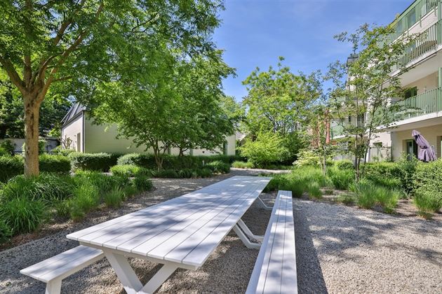 IN OPTIE!  Recent instapklaar 2-slpk appartement met binnentuin