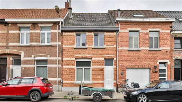 Op te frissen starterswoning in het centrum van Edegem