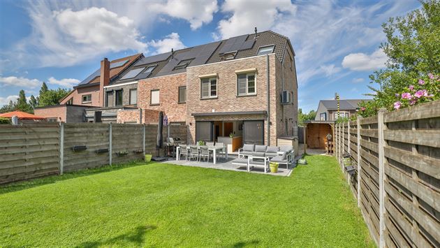 A-label woning met 5 slpks en 2 badks en oprit voor 3 wagens!