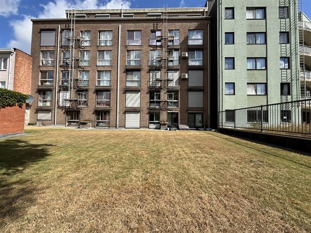 Op een uitstekende locatie gelegen appartement met 2 slks