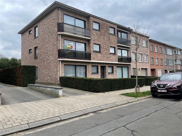 Verzorgd 2- slaapkamer appartement met terras en garagebox