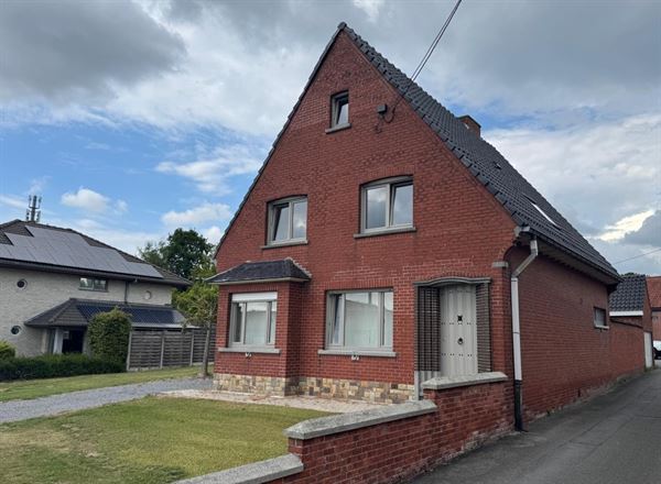 Alleenstaande karaktervolle woning met 3 slaapkamers gelegen te Vichte