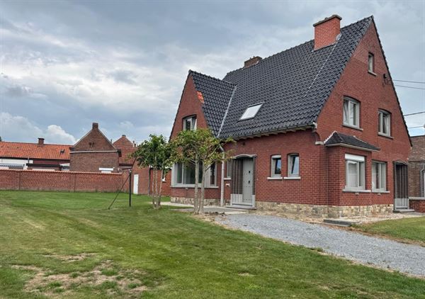 Alleenstaande karaktervolle woning met 3 slaapkamers gelegen te Vichte