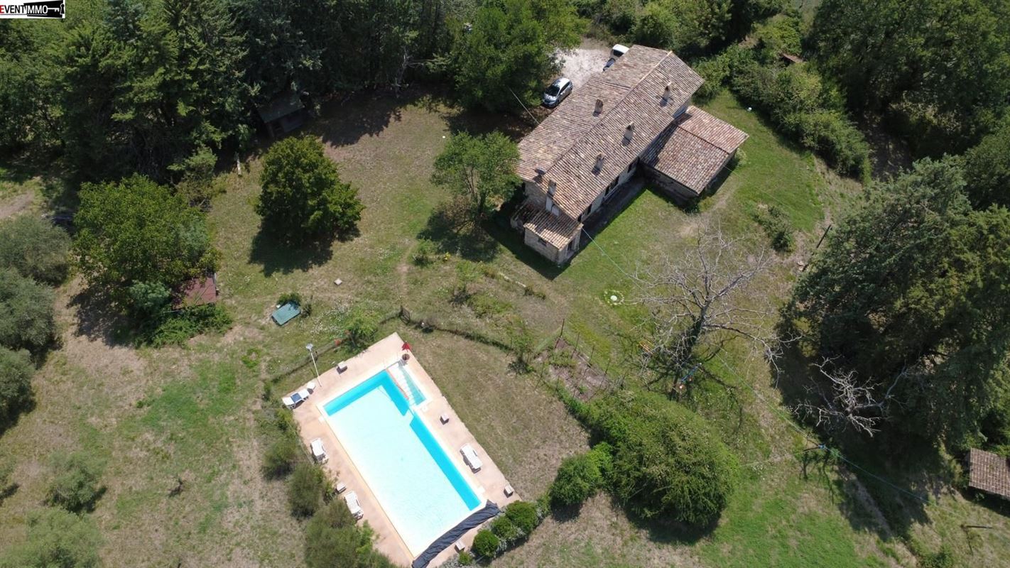 Renovated farmhouse in the sought-after triangle of Perugia, Assisi and Gubbio: Swimming pool, land and rural charm