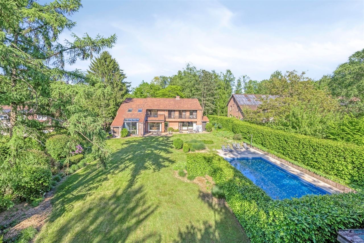 Spacious classic villa with pool in cul-de-sac