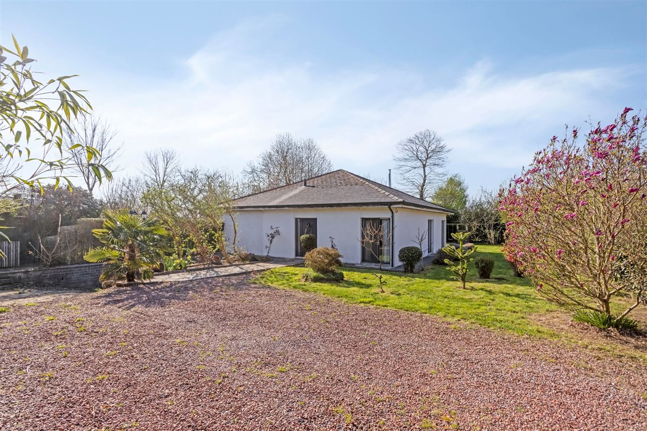 Charming bungalow on beautiful plot in quiet neighborhood