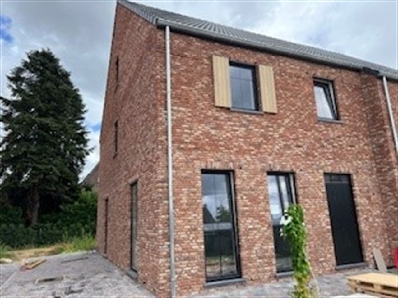 Prachtige nieuwbouw 3-gevel op rustige locatie